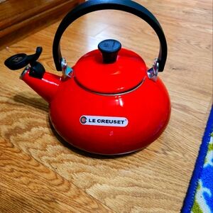 Le Creuset Zen stainless tea kettle cerise